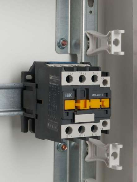 Контактор КМИ-23210 32А 230В/АС3 1НО IEK KKM21-032-230-10