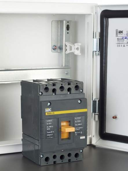 Выключатель автоматический 3п 200А 35кА ВА 88-35 IEK SVA30-3-0200