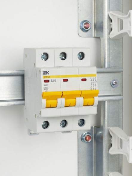 Выключатель автоматический модульный 3п C 40А 4.5кА ВА47-29 IEK MVA20-3-040-C