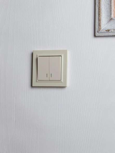 Выключатель 2-кл. СП BRITE ВС10-2-1-БрКр 10А с инд. беж. IEK BR-V20-1-10-K10