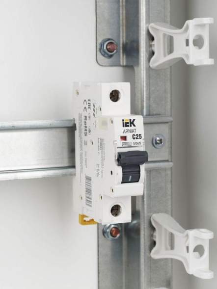 Выключатель автоматический 1п C 25А M06N ARMAT IEK AR-M06N-1-C025